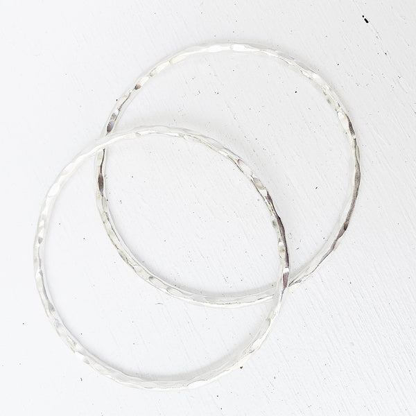 SLIM HAMMERED SILVER BANGLE 70MM